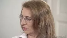 Играть Старый мозгоправ и ее наигранная роль - В. и Мугур