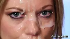 Abspielen Toyy Baby bekommt Spermaschlag auf ihre Vorderseite, saugt das ganze Sperma