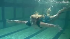 Play Blond feher with big tauten tits submerged
