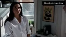 Riproduci Meghan Mark Downle ha svelato le foto di una statua nuda