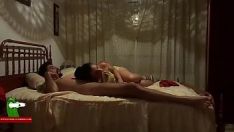Afspelen Een paar dat zich uit in het bed van de oma adr0238