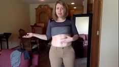 Afspelen zenuwslopende dragende kleding milf