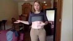 Afspelen zenuwslopende dragende kleding milf