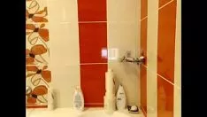 تشغيل لعب ميسي الساخنة كيتي كات عندما تحمل اللقطات الاستحمام أسفل