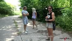 Abspielen Die blonde verheiratete Frau des Betrügers fickt neben dem Burschen im Lieferwagen, der sie bearbeitet