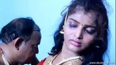 再生 Desimasala.co-古いsaadhuに愛されている若者のデーヴァダーシー