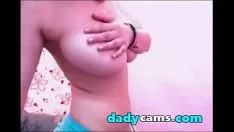 Redare Adolescent fierbinte cu țâțe mari se îndreaptă pe webcam