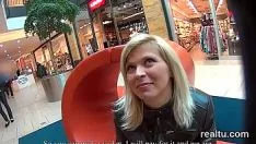 Redare O nimfomană cehoslovacă nerealistă se dezbrăcă în mall și lovește în pov