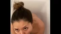 Riproduci Missy giapponese succhia nella vasca fino a quando non conta