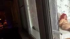 Abspielen Sohn sah eine Mutter ohne fremde Hilfe in der Fensterscheibe und heiß ihren eitrigen Arsch für die Öffnung