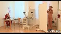 Jouer Ludmila, une adolescente savoureuse, se fait baiser dans des décors polyvalents