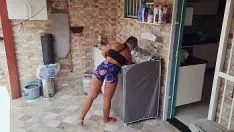 Riproduci Sono entrato nel culo della calda donna sposata del mio vicino che stava stendendo le uova indossando abiti nella parte posteriore di 1000!