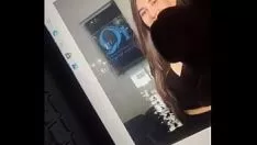 Jouer Saumya salope chaude coup de sperme