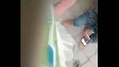 Putar Saya rekatkan saudara ipar saya dan dia diinfus kemudian buang air kecil