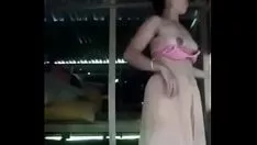 播放 令人愉快的印度婴儿为我裸露
