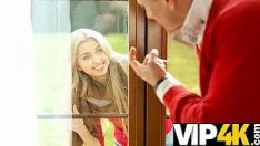 Reproduzir Vip4k. mulher solta exibe sua possível ação para o velho que o espanca