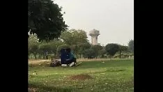 تشغيل مراهق هندي مداعب في الحدائق