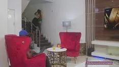 Putar Gadis penipu memainkan tukang pipa untuk menidurinya di tangga mantra si cantik menempati komputer laptop tekanan di ruang tamu