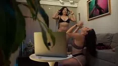 Putar Angka dan cinta saltasi dengan dua wanita keren ini
