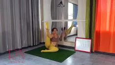Reproduzir Regina noir. ioga em collants amarelo fazendo ioga no ginásio. um step-ins missy wi1000t está fazendo ioga. um atleta faz trilhas em uma prancha de ioga popular. câmera 2