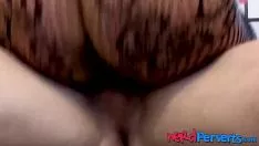 播放 Bosomy cutie kitty-cat 被不可靠的边制造商跨越