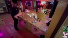 Reproducir Puta caliente del día de nacimiento se la follan en el bar y luego soportar la llamada