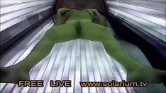 Riproduci Milf bionda cornuta she-bopd sul letto di flagellazione nel salone di bellezza della flagellazione della popolazione reale. real numberlivingcam sul solarium, 20 real number secret webcam e telecamera spia sotto il letto della flagellazione.