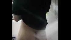 Afspelen Een jonge kerel rukt zijn kont eraf en steekt een stuk hout in de opening