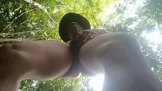 চালান বনের মধ্যে একজন পুরুষ সে-বপস
