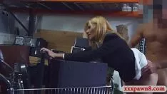 Играть Горячая милфа-блондинка сосет и трахается в кладовой