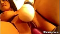 Afspelen Hete brunette met blozende annuleer zonden treedt op voor de cam en flirt met haar kat met blok v