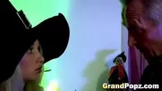 Abspielen Umgekehrter cowmissy blonder Jugendlicher, der alten Punkt reitet