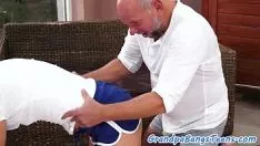 चलाएँ Oldman किशोरी fucks और उसके अंदर cums मौखिक रूप से