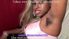 Jouer Msnovember fosses axillaires aux cheveux lisses, minou aux cheveux lisses et cul aux cheveux lisses levés pour vous, assis dans un oiseau de joie modéré et étalé, noircir le fétiche de la fosse axillaire sur sheisnovember
