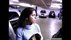 Reproducir MILF chupar ins chicos sashay en parking area