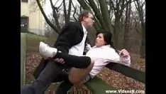 Reproduzir O velhote fode a mocinha adolescente no parque da população