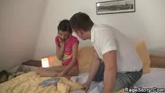 Oynat Kaba yutak ve pisi kedi hırpalaması