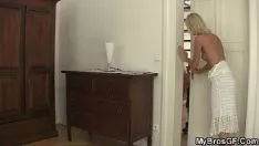 Oynat kız arkadaşının onunla aldattığını görüyor