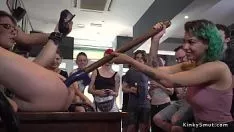 Riproduci Euro baby scopata pubblicamente al bar