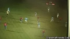 Oynat Yaşlı fahişe iki lastik ayakkabı ile meşgul