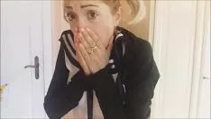 تشغيل حضارة فقراء! عند عودته إلى مكانه ، كان يتدحرج حول المادة الكبيرة للنادلة لها .. لكن لديه قضيب مثير وهي بحاجة إلى أن تفقد عذريتها.