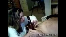 Afspelen Hete brunette meid verspilt klei staaf