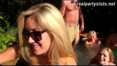 Jouer Type de chaudasses et de gars serrés avaient une fête politique dans un jacuzzi