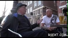 Odtwórz Zaskakująca toymissy zostaje wyruchana w wyrażony tytuł w Amsterdamie