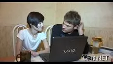Играть Этот любимый человек воскрешает ее вороненый топ