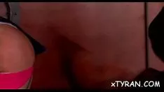 播放 热女佣得到她的gazoo larruped在女性精通恋物癖
