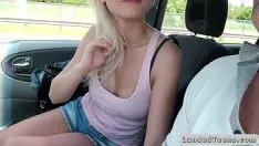 Abspielen Tschechoslowakischer blonder Jugendlicher gibt seinen Verschwendungsjob im Auto und fickt