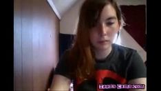 Abspielen Heiße blonde Jugendliche lockert sich vor der Webcam