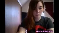 Abspielen Heiße blonde Jugendliche lockert sich vor der Webcam