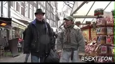 Odtwórz Zaskakująca spódnica dostaje profesjonalną tkankę zwierzęcą, kwalifikuje się do układania